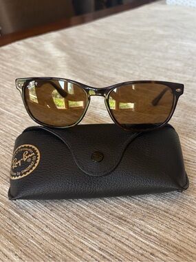Ray-Ban Brown Tortoiseshell Polarized Sunglasses with Case- Style RB 2184